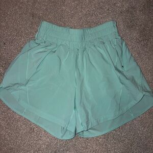 LULULEMON TRACK THAT SHORT MEDIUM RISE 5" INSEAM SIZE-4 TALL WILD MINT
